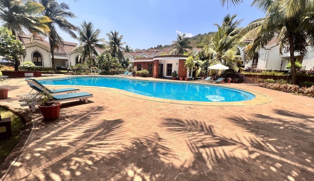 Couple Friendly 1BHK Apt w/Pool,Wifi,OTT near Baga, Calangute and Anjuna Beaches in Goa