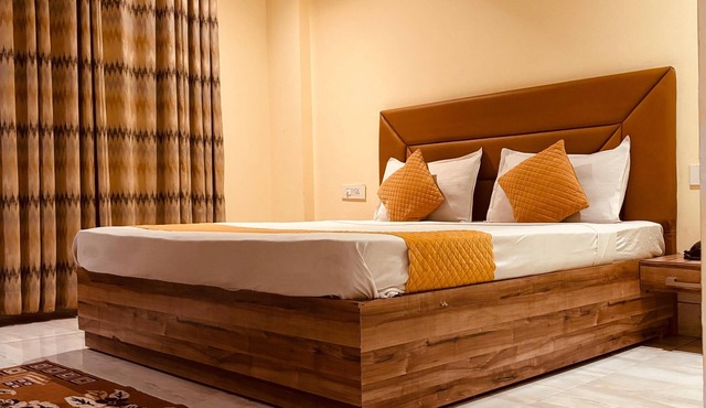 Couples Room with Attached Washroom Near Delhi Airport in New Delhi