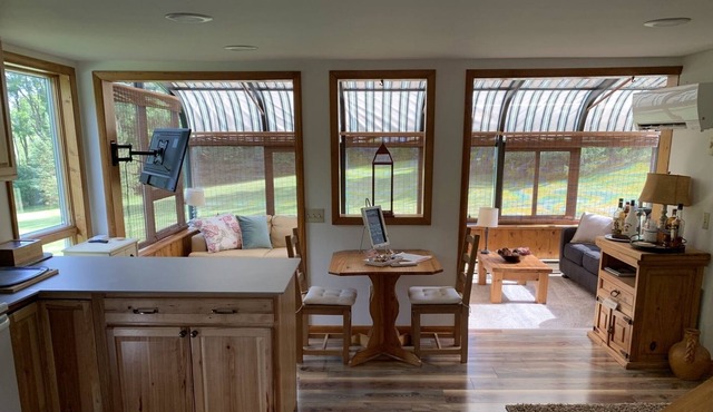 Cozy FLX Getaway with Pool, Close to Wineries and Lake in Canandaigua