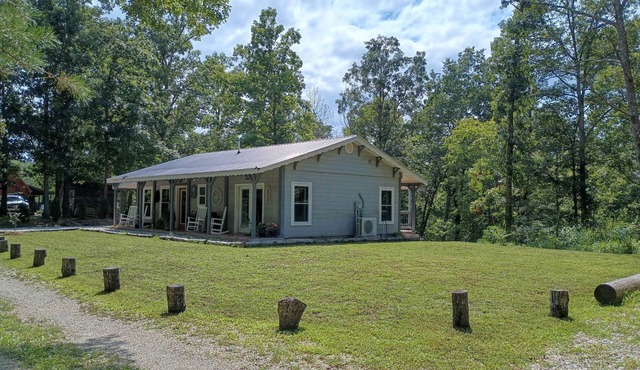 Dappled Grey Cabin with hot tub at Red River Gorge in Stanton
