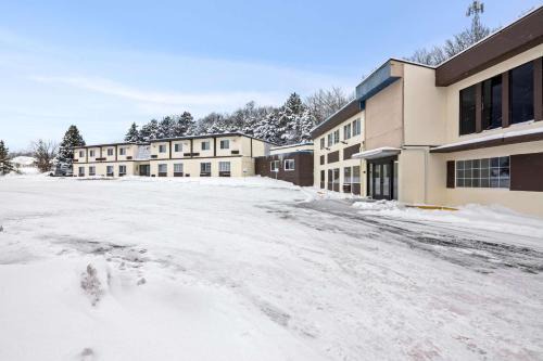 Econo Lodge Manistee in Manistee