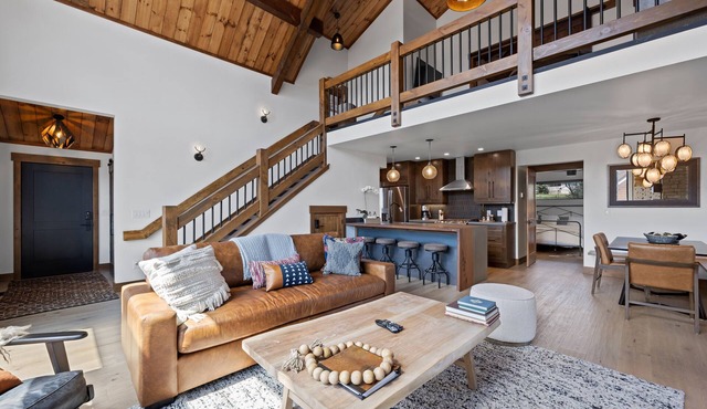 Estes Dream! End Unit with Patio, Indoor/Outdoor Fireplace and Jacuzzi in Estes Park