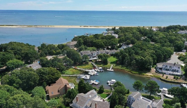 Exclusive Poppy Island Waterfront home with Dock and Kayaks to Barrier Beach! in New Seabury