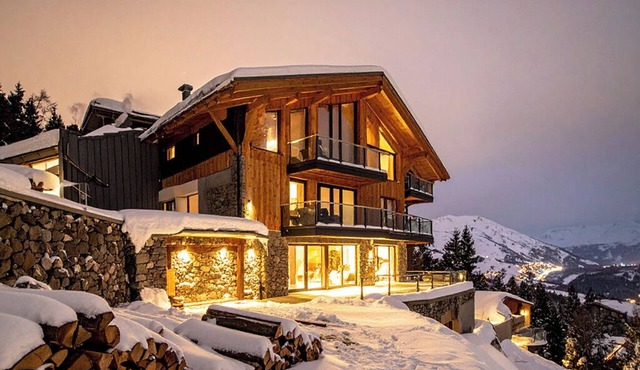 Exquisite Prime Hirafu Chalet With Outdoor Jacuzzi and Fire Pit in Kutchan