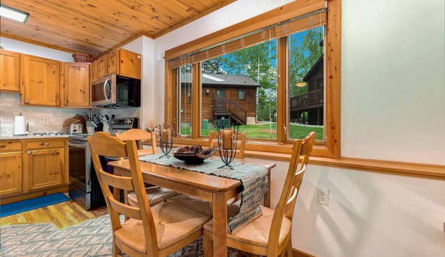 Fall River Retreat Private Hot Tub Close to RMNP in Estes Park