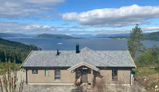 Fjord Holiday Lodge with a breathtaking panorama in Afarnes