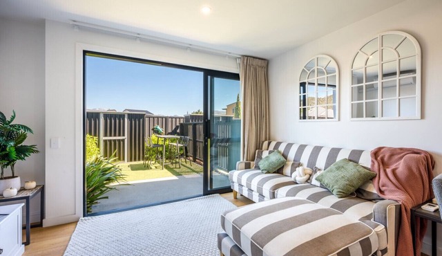 Flexible Bedding Options, Gas Fire & Ski Storage in Albert Town