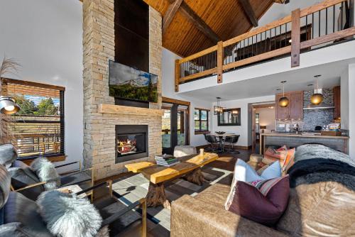 Fly Rod Inn – Two Large Patios, Jacuzzi and Indoor/Outdoor Fireplace in Estes Park