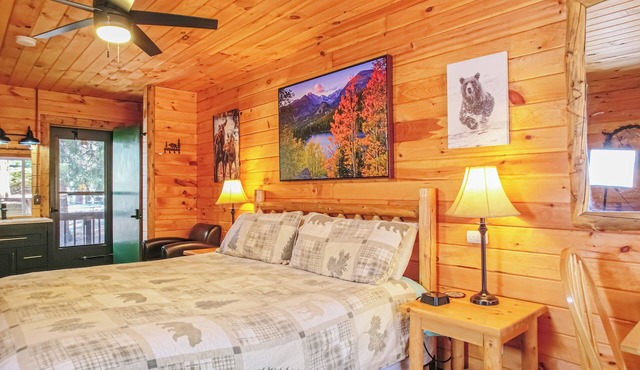 Gorgeous Riverfront Suite with Views R4 in Estes Park