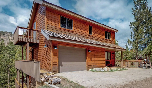 Great location near national park & town with a deck & mountain view in Estes Park