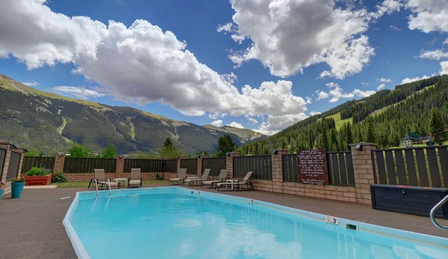 Heated Pool! Ski in/Walk out! Perfect Hotel Room CV210A in Copper Mountain