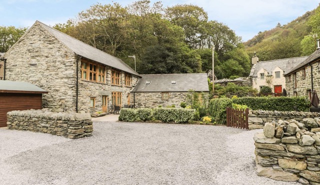 HENDOLL BARN, pet friendly, luxury holiday cottage in Fairbourne in Fairbourne