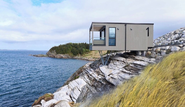 Hideaway Herdla 1 – unique and luxurious cabin 15 m above the sea near Bergen in Herdla