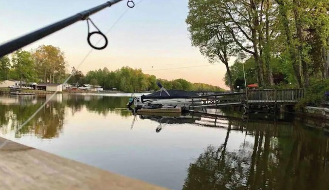 High Rock lakefront escape-dock, firepit, kayak, paddle board, fishing, swimming in Lexington