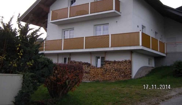Holiday apartment on Obertrummersee with garden property in Seeham