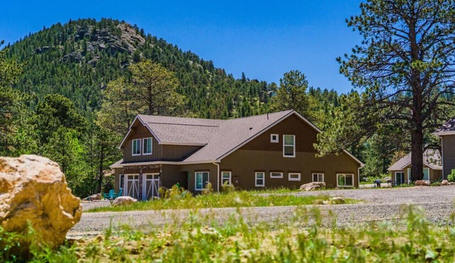 Hot tub! Dogs OK! King Bed & Fireplace, Near Park in Estes Park