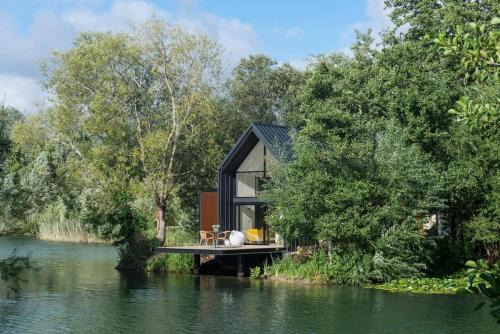Island Lodge in South Cerney