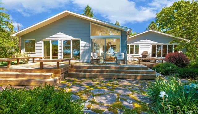 Lake Michigan retreat w/private beach access, family friendly, solar & gardens in Benton Harbor
