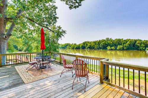 Lakefront Cabin w/Patio in Havana! in Havana