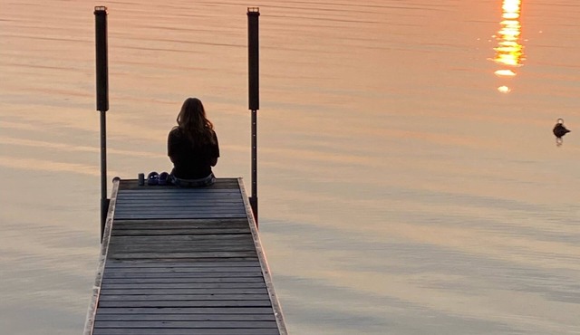 Lakefront Getaway – Swim, relax, and unwind by the water in Cobden