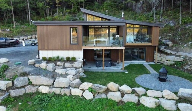Lakeview Luxury Cottage w/Private Spa in Sainte-Adèle