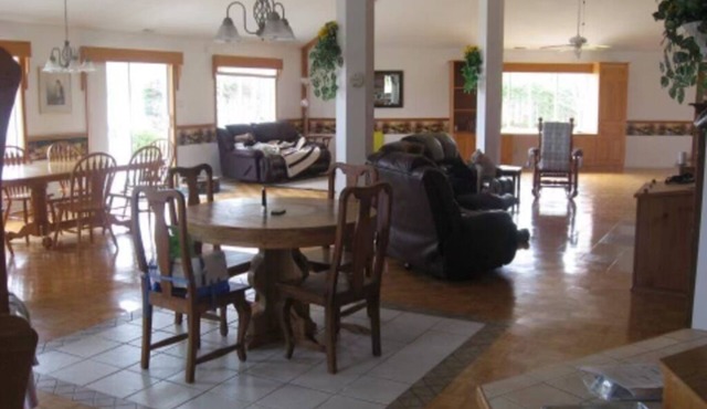 Large 4-Season Waterfront Cottage. Multi-family and Pet-Friendly! in Notre-Dame-de-Pontmain