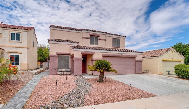 Large Backyard & Fire Pit! Las Vegas Family Home in Las Vegas