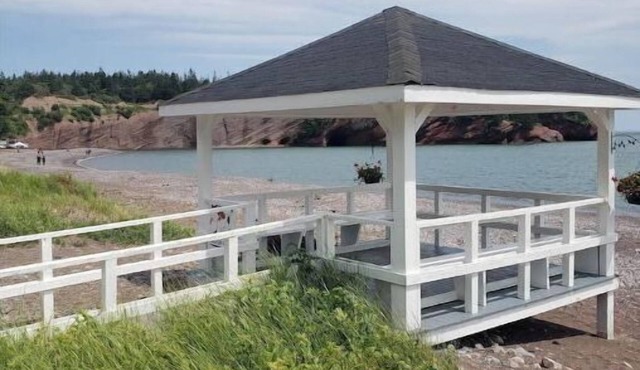 Lovely apartment across from the Bay of Fundy. in Saint Martins
