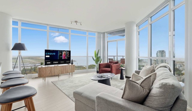 Luxury 2BR Condo with King Beds & Views in Toronto