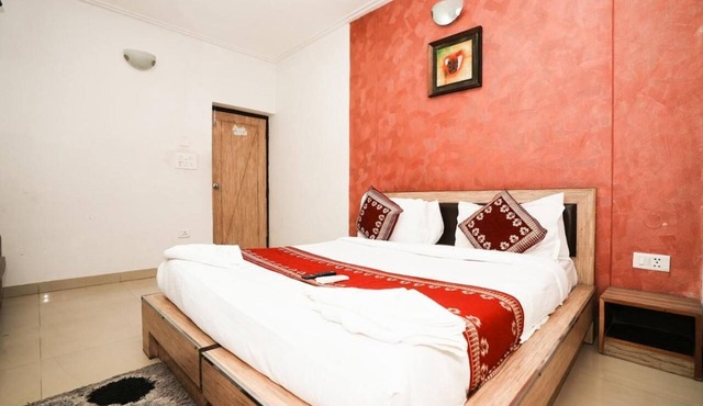 Luxury bedroom hotel with Double Bed and single wonderful in Delhi Airport in New Delhi