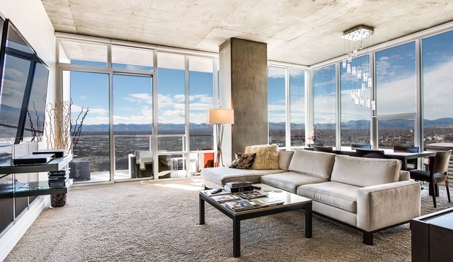 LUXURY CORNER 2 Bd/3bth Condo/Pool/HotTub/Downtown/Spire in DENVER