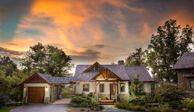 Luxury Cottage-Amazing Views, Hot Tub, Game Room, Blue Ridge Mountain Club in Boone