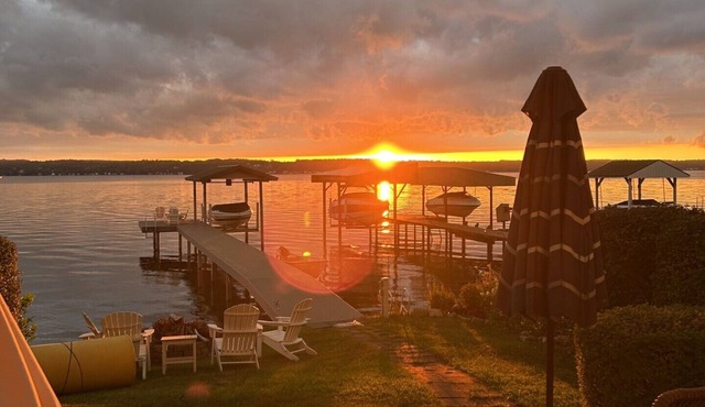 Mariner's Point: 3-bedroom cottage on private drive steps from Seneca lake front in Geneva