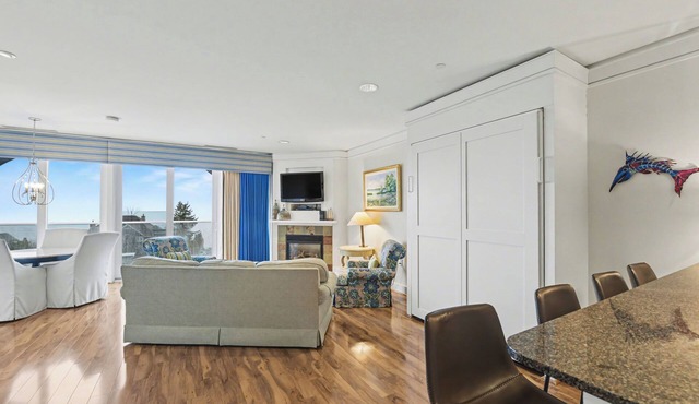 Maritime Delux Lakeview Suite 413: Spacious 2-bedroom condo in Bay Harbor with lake views. in Bay Harbor