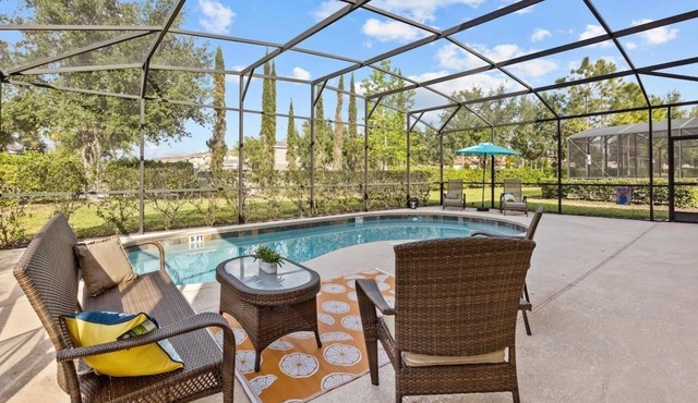 Massive 6 bedroom with King Beds in Davenport