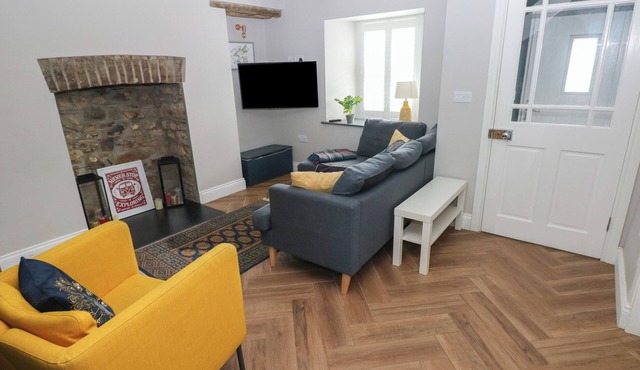 MIN-Y-FFORDD, pet friendly, with a garden in Dinas Cross in Newport