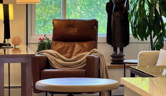 Modern 1-bedroom condo on Pearl Street, WiFi, AC, parking in Boulder