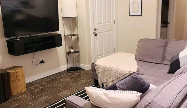 Modern 2 Brm Guest Suite》Eagle Ridge in Fort McMurray