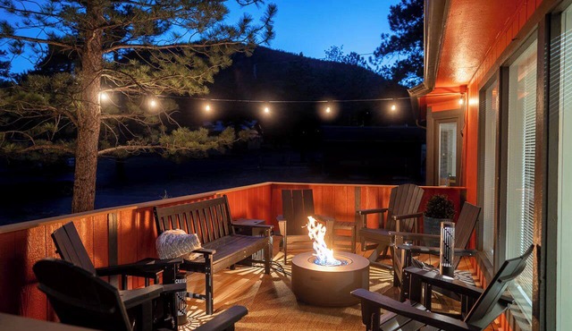 Modern Family Cabin near RMNP and town! 2 Decks & Firepits, Dogs ok - Big Yard! in Estes Park