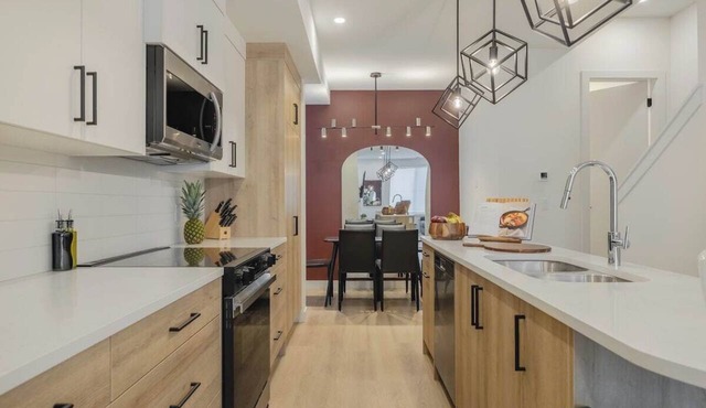 Modern Hillhurst Home, Rooftop Patio & 2 King Beds in Calgary