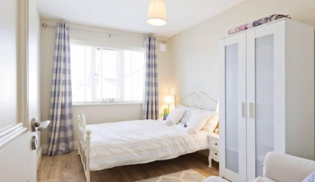 Modern Homestay Room near Dublin Airport in Ballyboghil