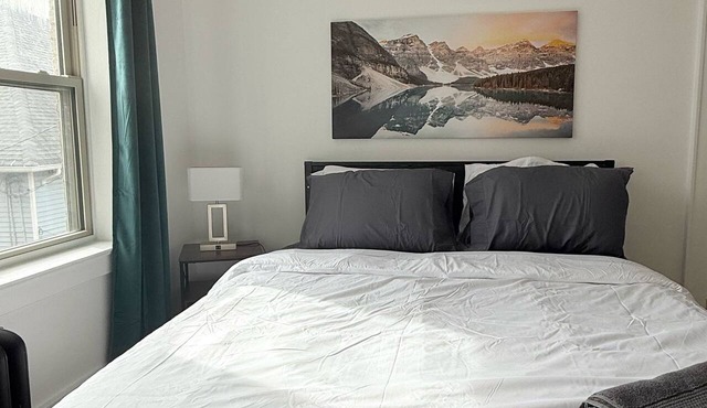 Modern studio in Downtown Rochester with a full kitchen and Smart TV, steps from High Falls. in Rochester