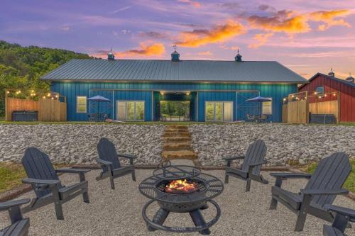 New Barndo/Kayak Launch/2 Private Hot Tubs in Stanton