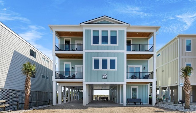 New luxury ocean front w/Heated private pool, Elevator, 8 Bed/8 Bath in Holden Beach