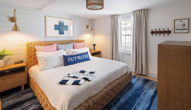 New Spacious Ocean King Suite l Jacuzzi Tub+Patio in Newburyport