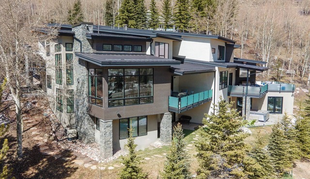 New Vail Chalet. 5 BR, 5 Bath. Spectacular views Easy access to free shuttle bus in Vail
