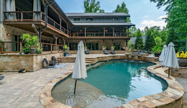 North Georgia Boat Club "Timber Estate" Executive Retreat & Family Vacation Spot in Cumming