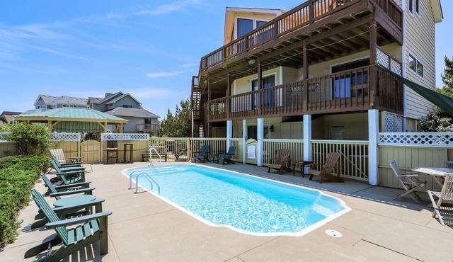 Oceanside: 2 minute walk to beach! Private pool, Tiki bar, Hot Tub! Sat.-Sat. in Corolla