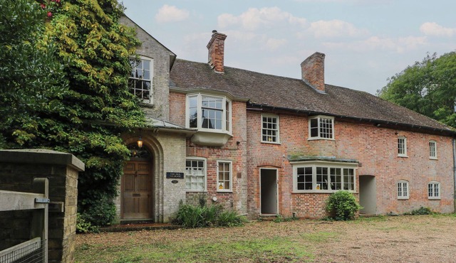 OLD VICARAGE, pet friendly, luxury holiday cottage in Sellindge in Ashford