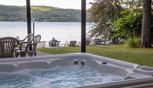 On the edge of lac Lovering - Spa - Monthly in Magog